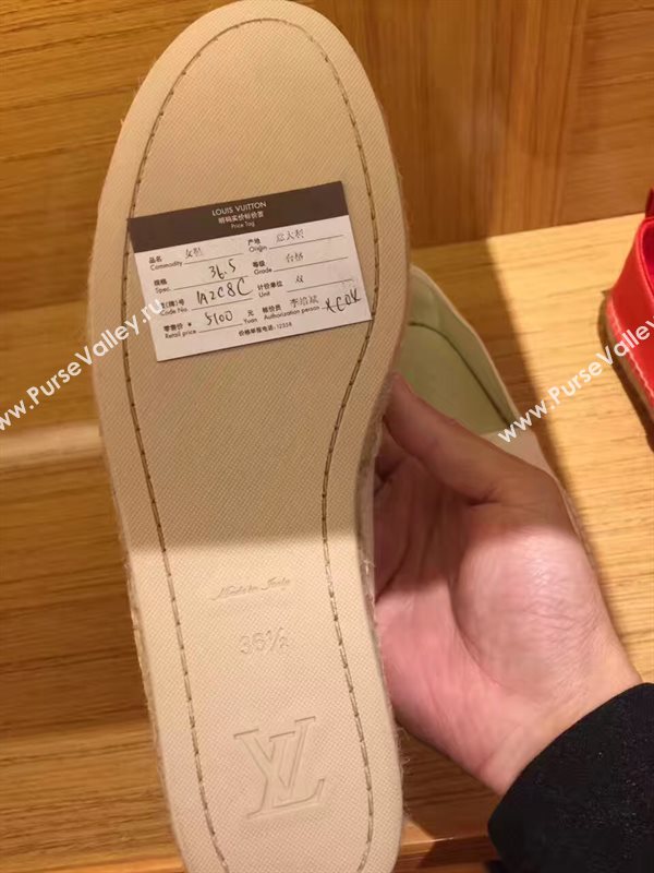 LOUIS VUITTON LV cream flat shoes 3931