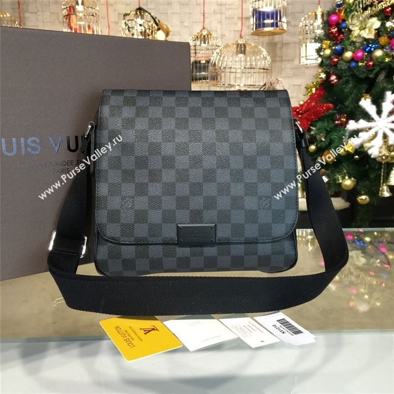 LOUIS VUITTON DISTRICT PM 8316