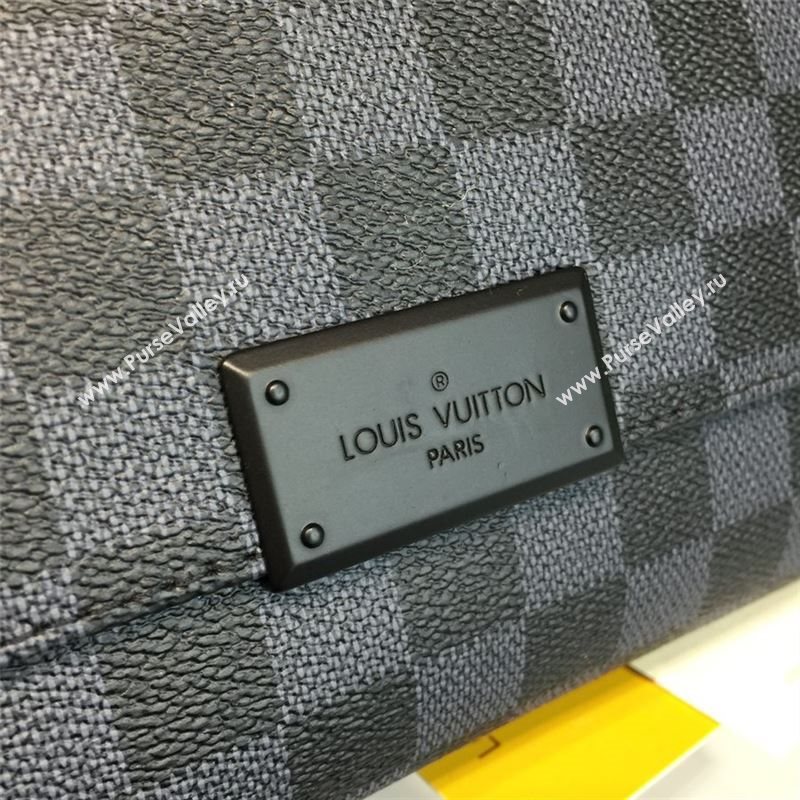 LOUIS VUITTON DISTRICT PM 8316