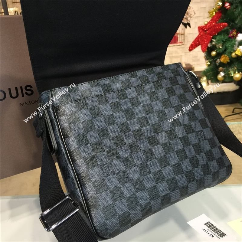 LOUIS VUITTON DISTRICT PM 8316