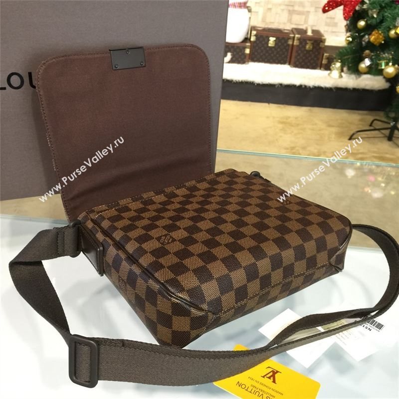 LOUIS VUITTON DISTRICT PM 8318