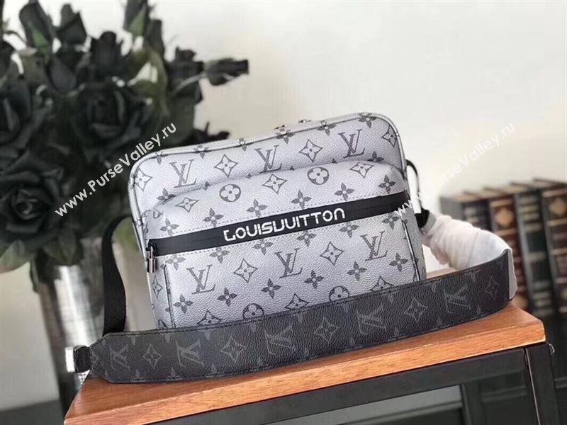 LOUIS VUITTON CATWALK MODELS MESSENGER BAG 142896