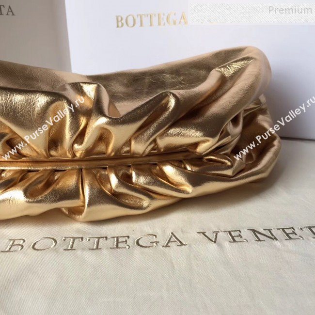 Bottega Veneta Large The Pouch Clutch in Crinkled Metallic Leather Gold 2019 (WT-9082708)